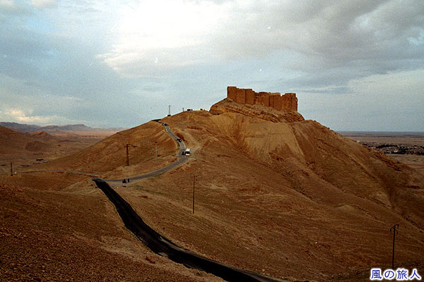 横から見たアラブ城砦２　パルミラ遺跡