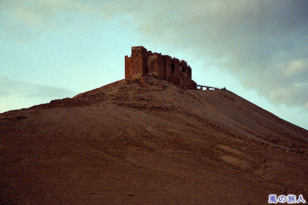 斜め下から見たアラブ城砦　パルミラ遺跡