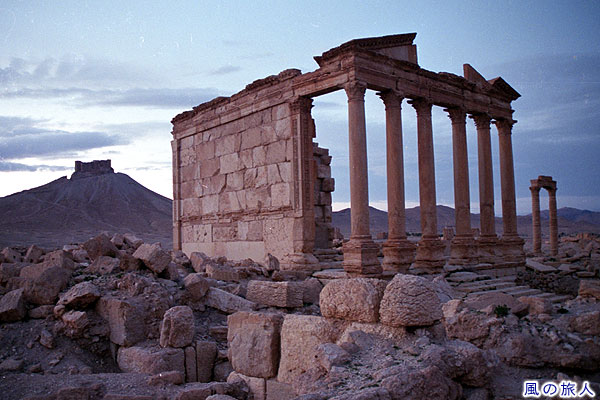 葬祭殿とアラブ城砦　パルミラ遺跡　Site of Palmyra