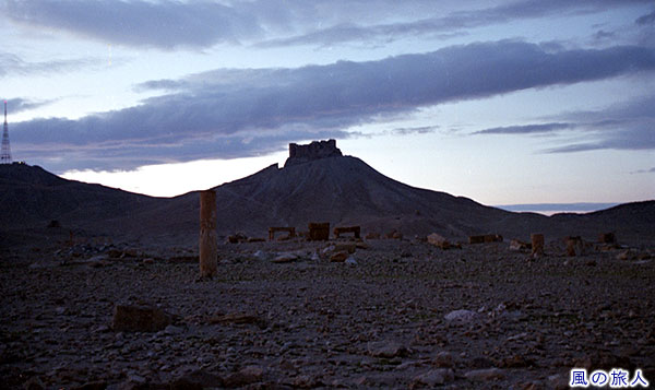 夕闇に佇む柱と城砦　パルミラ遺跡