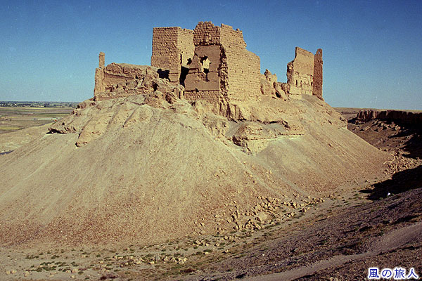 横から見たアルラーバ城砦　アルラーバ城砦　Qala'at Al-Rahba