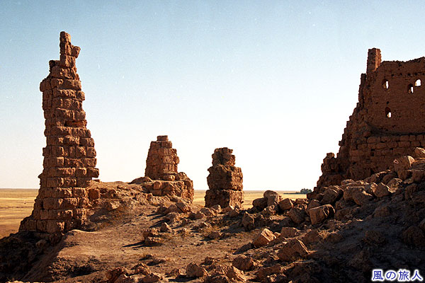 日干し煉瓦の塔　アルラーバ城砦　Qala'at Al-Rahba