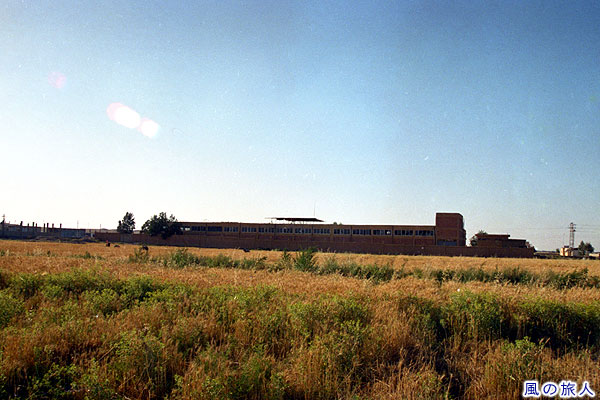 麦畑の隣の工場