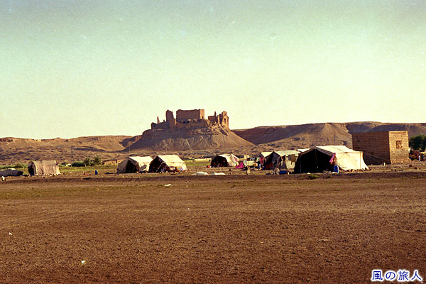 ベドウィンのテントと城砦　アルラーバ城砦　Qala'at Al-Rahba