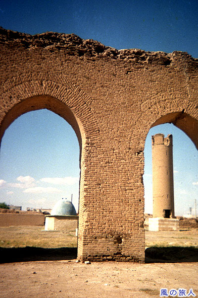 壁とミナレット　大モスク　ラッカの町で