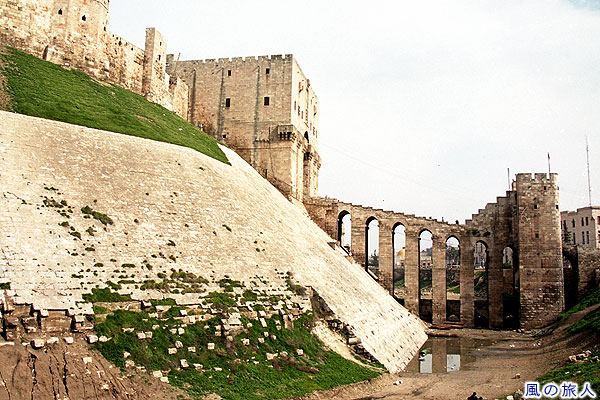 アレッポ城の堀と入り口　アレッポ城の写真