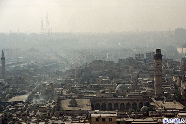 グレート・モスクと旧市街　アレッポ城から眺める市街地の写真