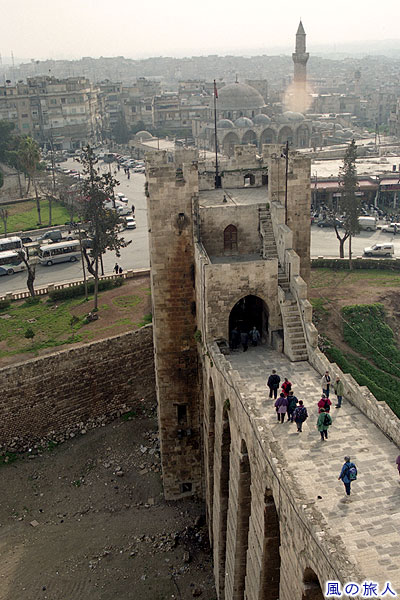 アレッポ城の入り口　アレッポ城から眺める市街地の写真