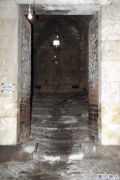 城門のすり減った床　アレッポ城の写真