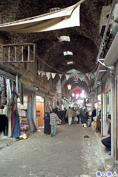 スークと四角い採光窓　アレッポのスークの写真　Al-Madina Souq