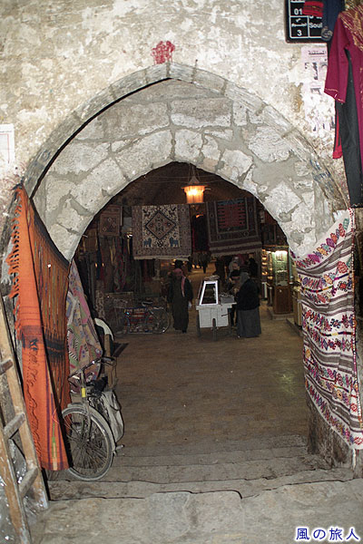 スークの入り口と絨毯　アレッポのスークの写真　Al-Madina Souq