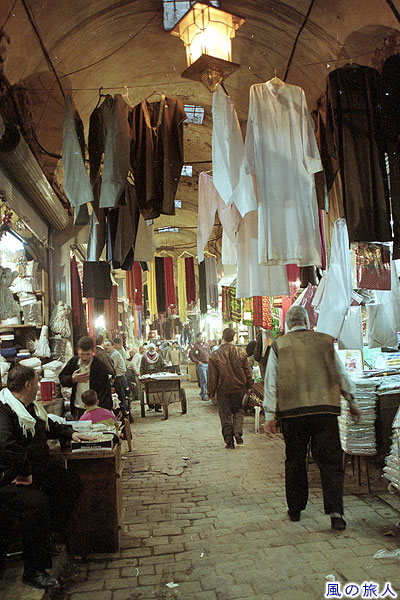 衣類が釣り下がる通路　アレッポのスークの写真　Al-Madina Souq