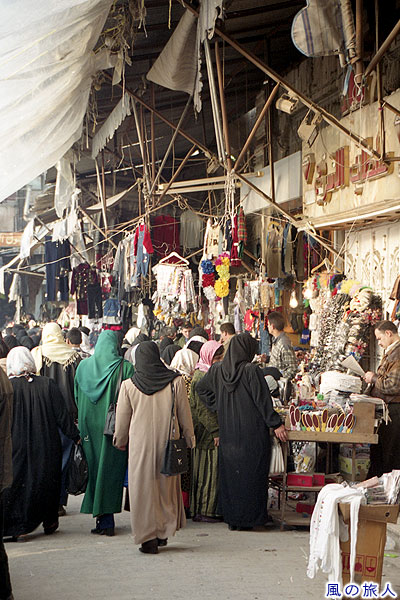 ファッションの店と女性客　アレッポのスークの写真　Al-Madina Souq