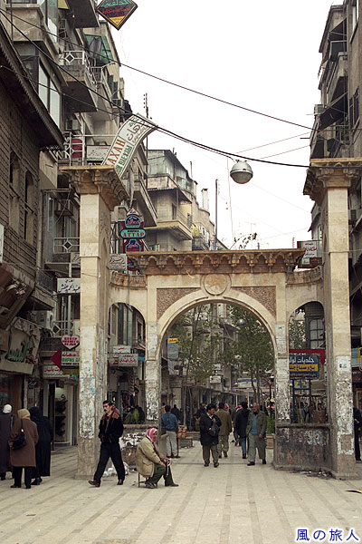 繁華街の入り口　アレッポの町並みの写真