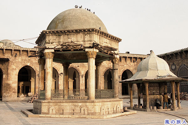 ドームの付いた泉亭　アレッポの大モスクの写真