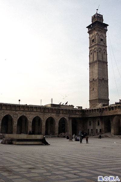 中庭とミナレット　アレッポの大モスクの写真