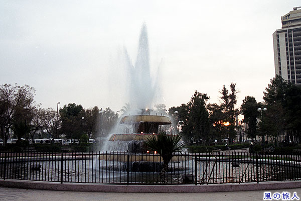 公園の噴水　アレッポの町並みの写真