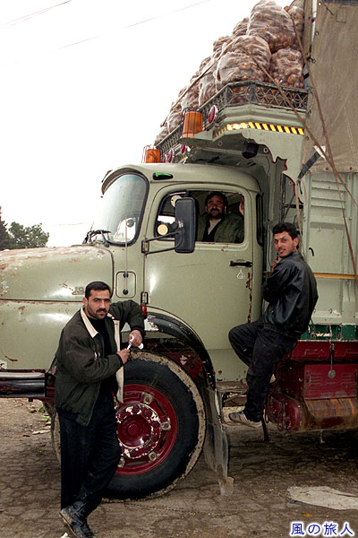 トラックの運ちゃんたち　アレッポの青果市場の写真