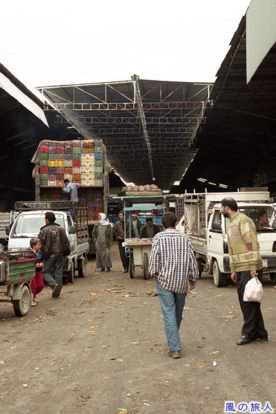積載中　アレッポの青果市場の写真