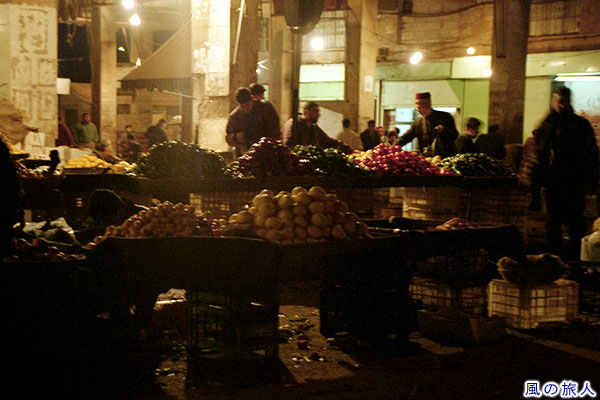 電球に照らされる青果　アレッポの青果市場の写真
