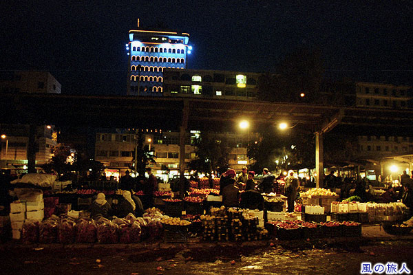 夜の青果市場　アレッポの青果市場の写真