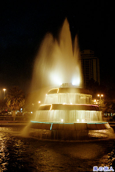 夜の噴水　アレッポの町並みの写真