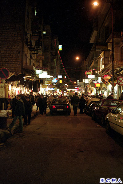 夜の商店街　アレッポの町並みの写真