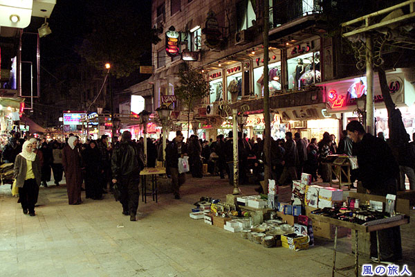 夜の繁華街　アレッポの町並みの写真