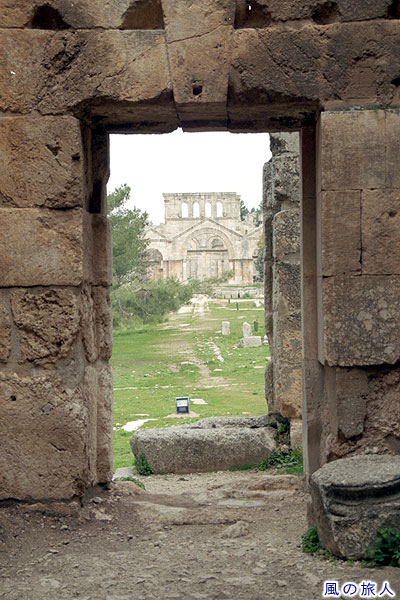 洗礼堂から聖シメオン教会を眺める　聖シメオン教会の写真