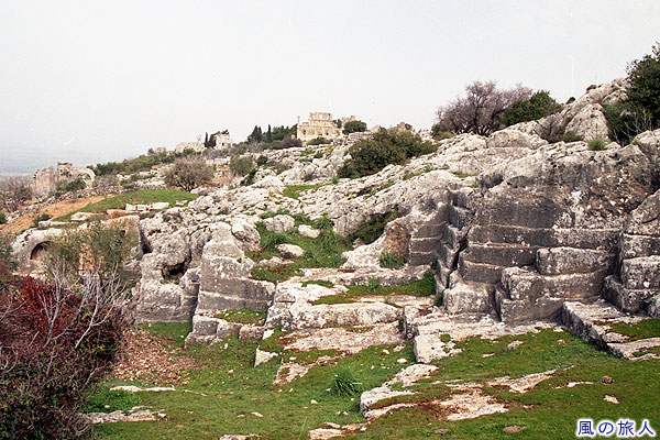 丘の斜面の石窟　聖シメオン教会の写真