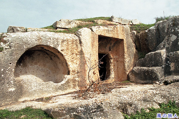 丸と四角の石窟　聖シメオン教会の写真