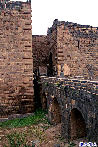 城砦の入り口　ボスラのローマ円形劇場