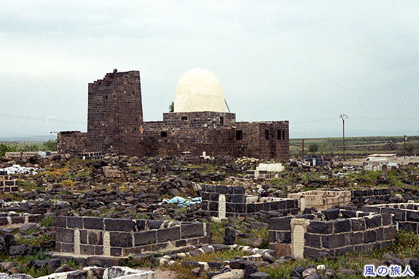 マブラク・アン・ナカ・モスクと墓地　ボスラ遺跡