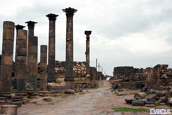 ニンファエウム（神殿）前の通り　ボスラ遺跡