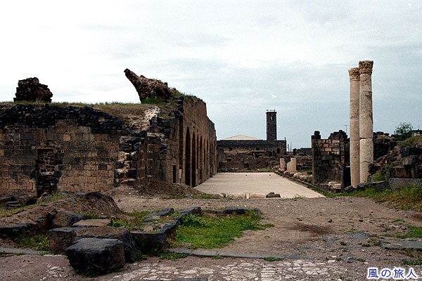市場跡と白いコリント式の柱　ボスラ遺跡