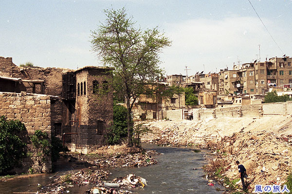 川と古い建物　ダマスカスの町並み