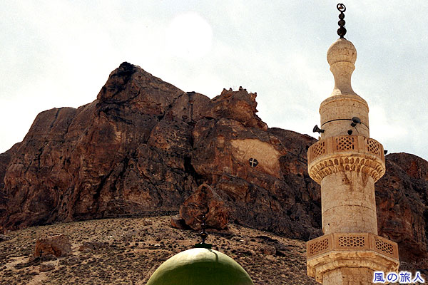 崖と十字架とモスク　マアルーラの町並み