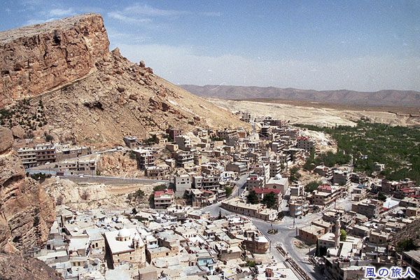 崖の上から見たマアルーラ　マアルーラの町並み　View of Maaloula
