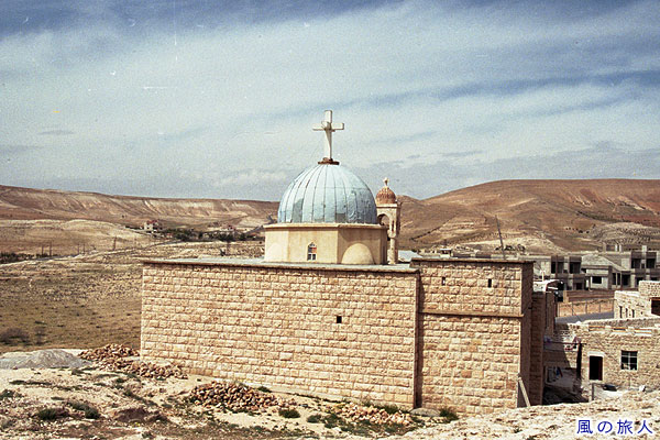 聖セルギウス修道院とバッカス修道院　マアルーラの町並み